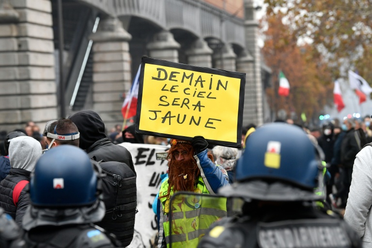 "Jaunes et jeunes" : gilets jaunes et lycéens font converger leurs colères dans la rue
