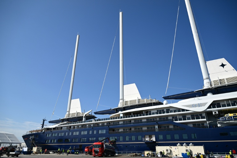 Accor s'attaque à la croisière de luxe, avec "le plus grand voilier du monde"