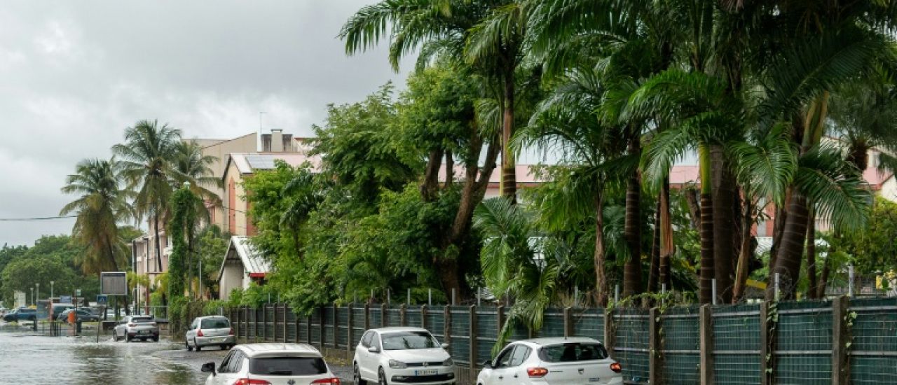 Guadeloupe: un mort dans la tempête Jerry, l'archipel repasse en vigilance orange