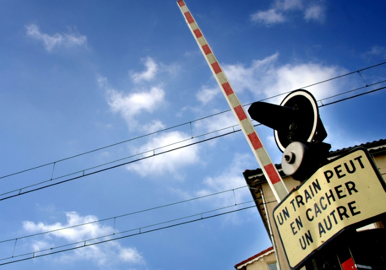 Un train régional percute un poids-lourd à Saint-Raphaël, un mort