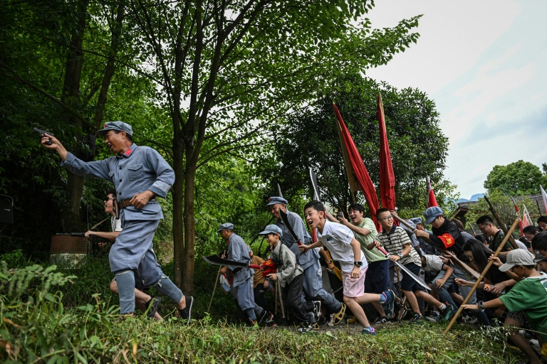 Explosions et drapeaux rouges: des touristes chinois plongés au coeur de la Longue Marche