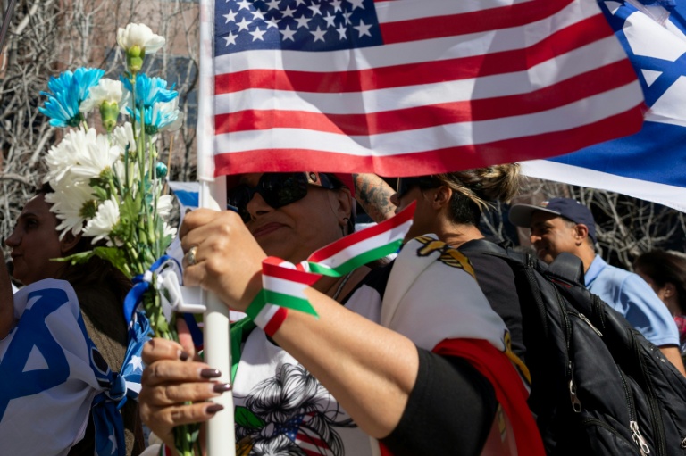 "Je dors trois heures par nuit": l'angoisse d'une Iranienne exilée, sans nouvelles de ses proches