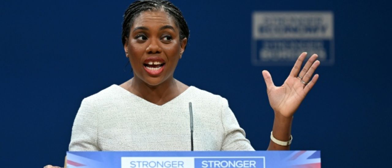 Aux abois, la cheffe des Tories britanniques promet un retour aux "principes conservateurs"