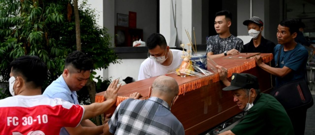 Naufrage dans la baie d'Halong: les larmes et l'angoisse des proches des passagers