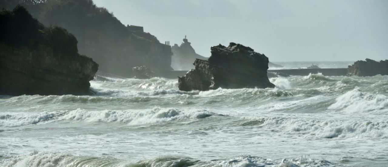 Houle "cyclonique" sur la côte atlantique, des plages fermées en Nouvelle-Aquitaine