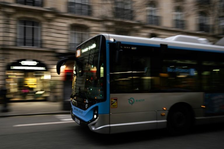 Ile-de-France: d'ici 2030, les billets de transport payables à l'unité en carte bancaire, à tarif majoré