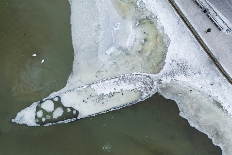 Suède: une épave de navire du XVIIe siècle réapparaît à la faveur de la baisse du niveau de la Baltique