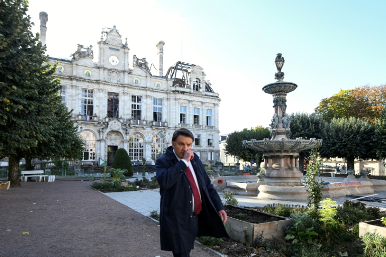 Limoges entre colère et désarroi après l'incendie de sa mairie