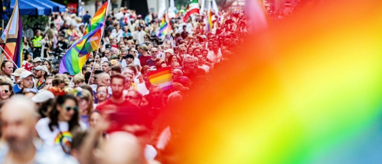 Amsterdam: des milliers de participants à la marche des fiertés