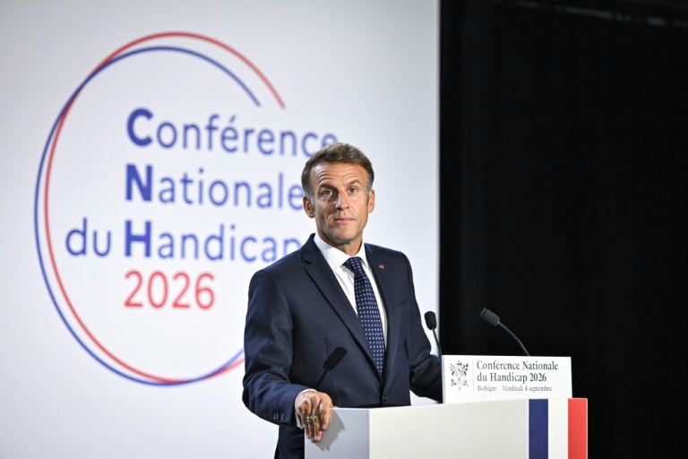 Macron trace une feuille de route pour le handicap, les associations déçues