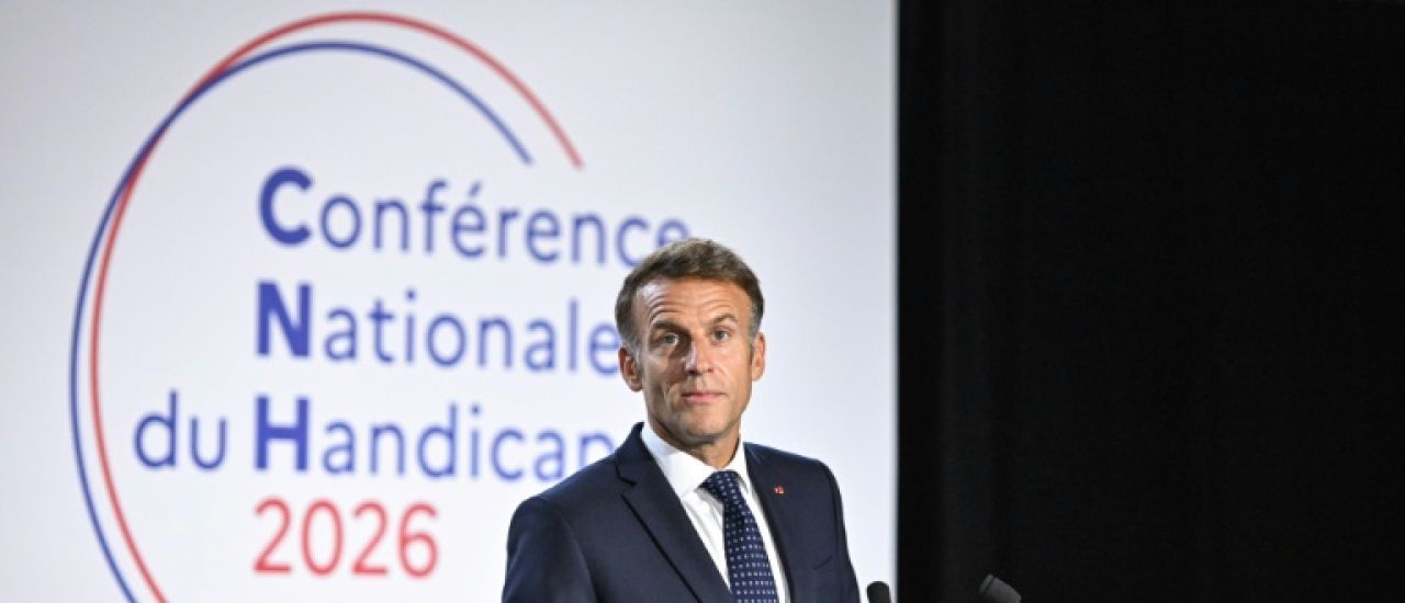 Macron trace une feuille de route pour le handicap, les associations déçues