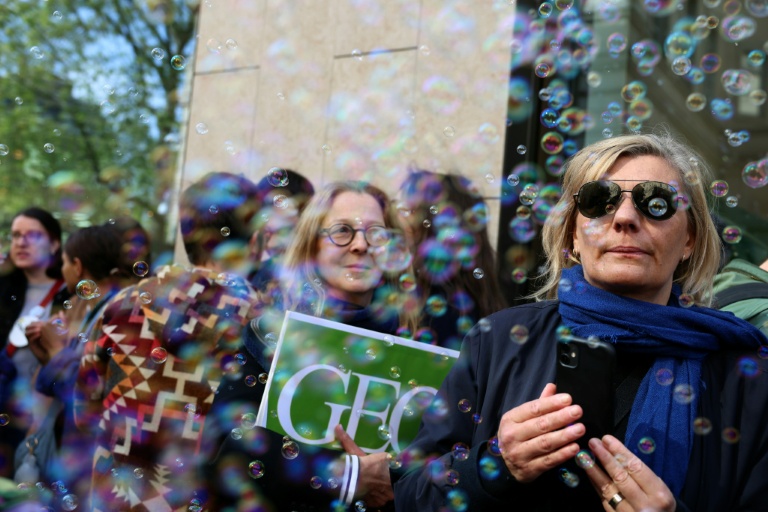 "Touche pas à Prisma": rassemblement de salariés du groupe de magazines