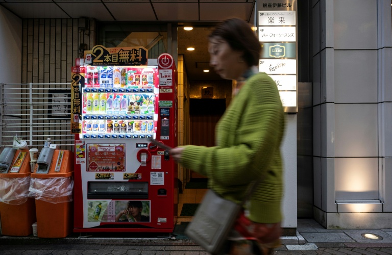 Au Japon, les omniprésents distributeurs de boissons sous pression de l'inflation
