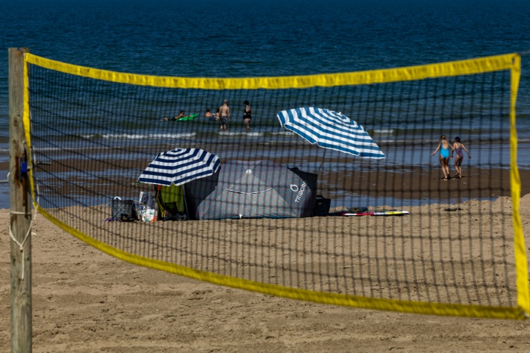 "Vacances, j'oublie tout" : le tourisme résiste en France malgré les incertitudes