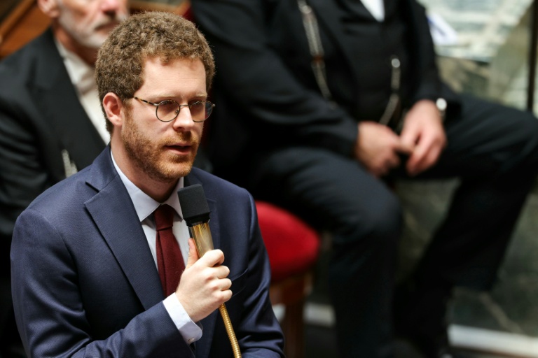 Les fonctionnaires ne doivent pas être "les boucs émissaires" des difficultés financières, selon un ministre