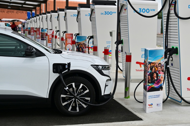 La France veut quintupler d'ici à 2035 ses bornes électriques sur autoroutes et nationales