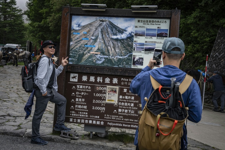 Japon: deux morts sur le mont Fuji, une femme de 99 ans secourue