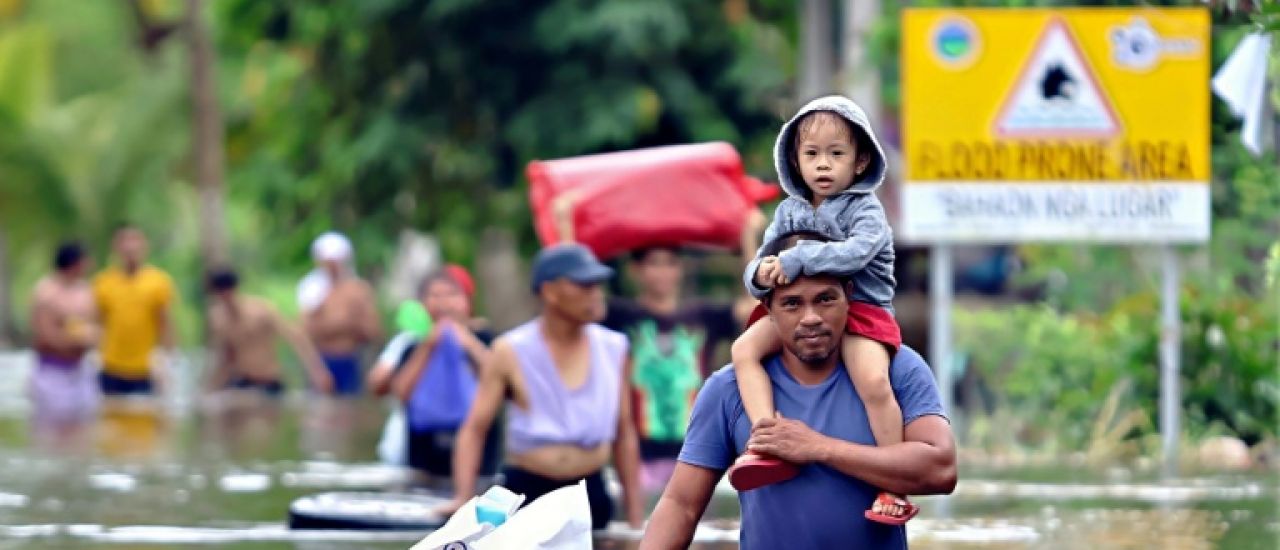 La "super-typhon" Fung-wong touche terre aux Philippines, au moins deux morts