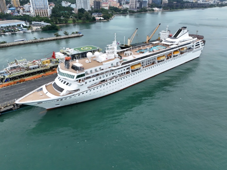 "Abandonnez le navire !" Les passagers d'une croisière au long cours abandonnés en escale au Cambodge