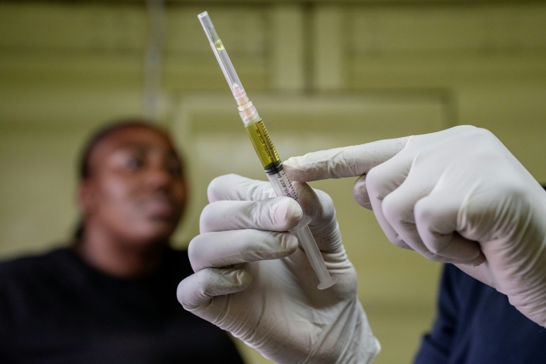 La lutte contre le VIH est "mise en danger" par la chute de l'aide internationale, prévient l'ONU