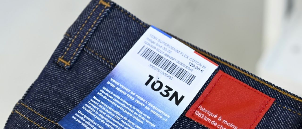 L'affichage du coût environnemental des vêtements entre en vigueur en France, une première en Europe