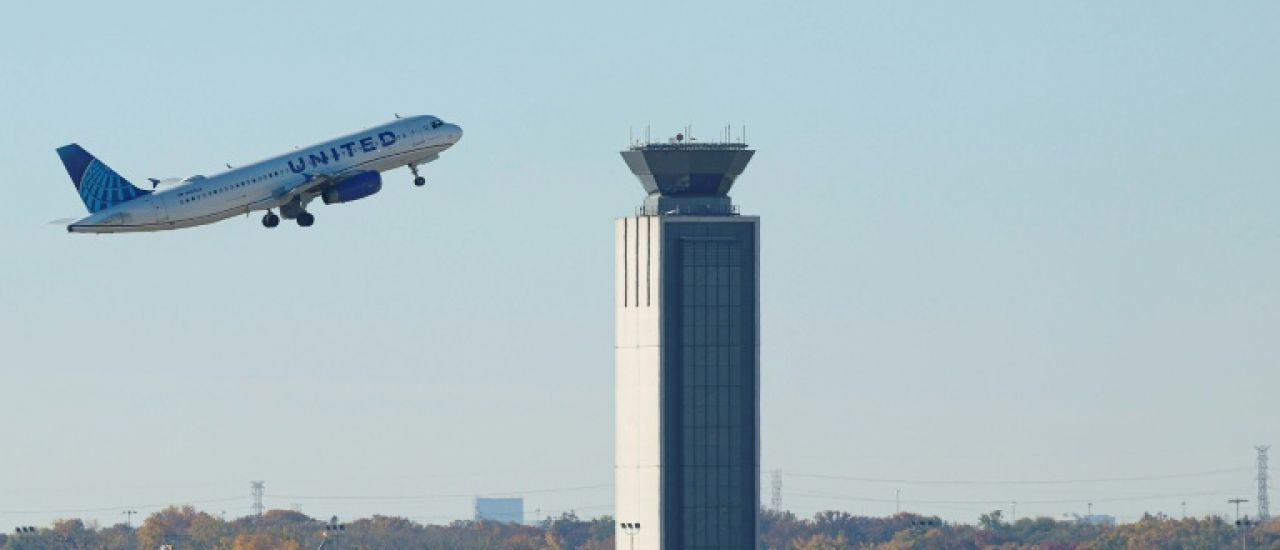 Paralysie budgétaire aux Etats-Unis: des milliers de vols annulés, lueur d'espoir d'un déblocage au Sénat