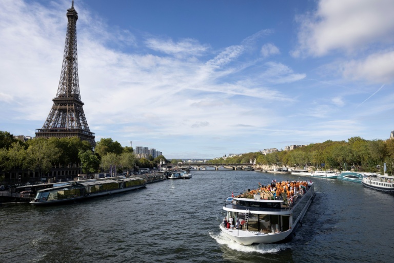 La tour Eiffel fermée en raison d'une grève contre l'éviction du personnel féminin pour la visite d'un groupe hindou