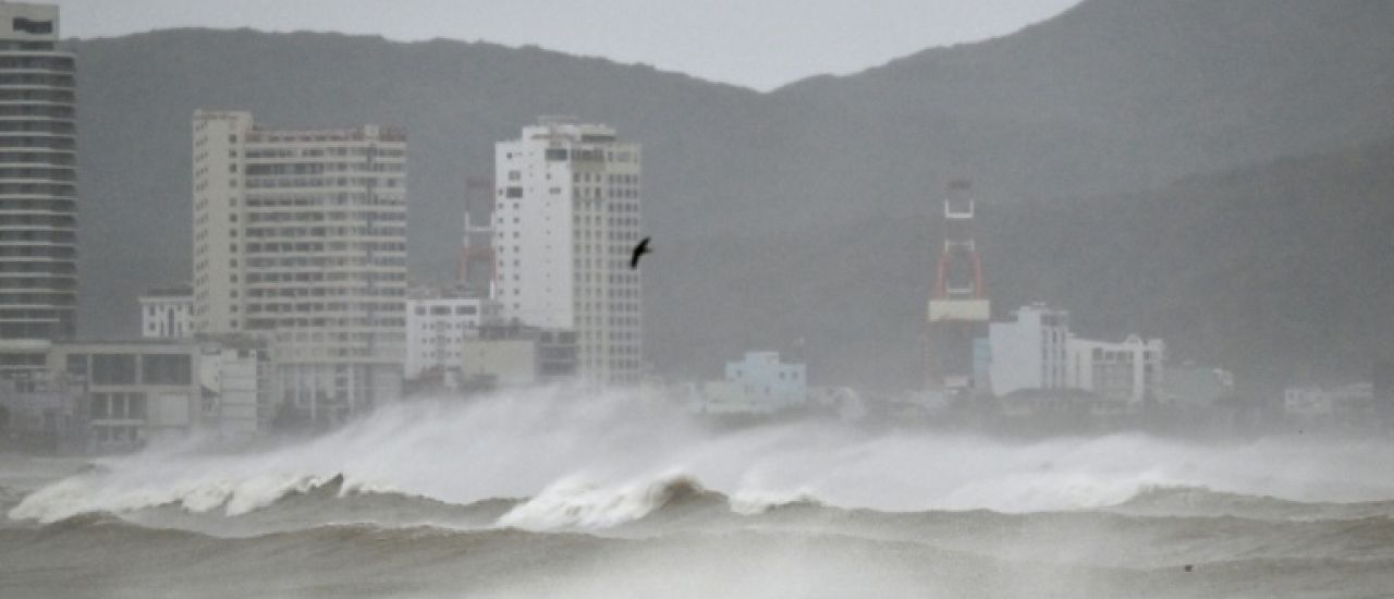 Le typhon Kalmaegi touche terre dans le centre du Vietnam, des milliers de personnes évacuées