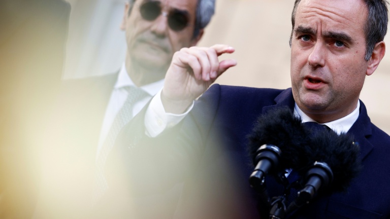 Carburants: Lecornu annonce un "dispositif d'accompagnement" pour près de 3 millions de "grands rouleurs"