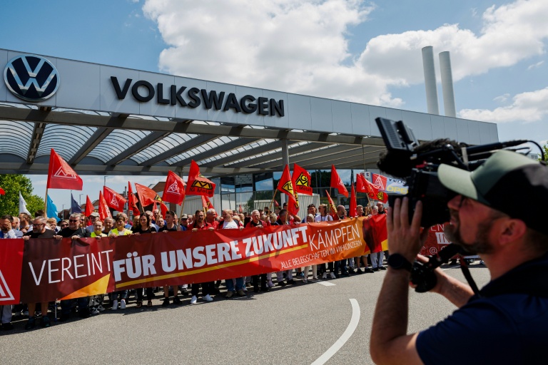 Après l'accord chez Volkswagen, les salariés dans le flou sur l'avenir des usines allemandes