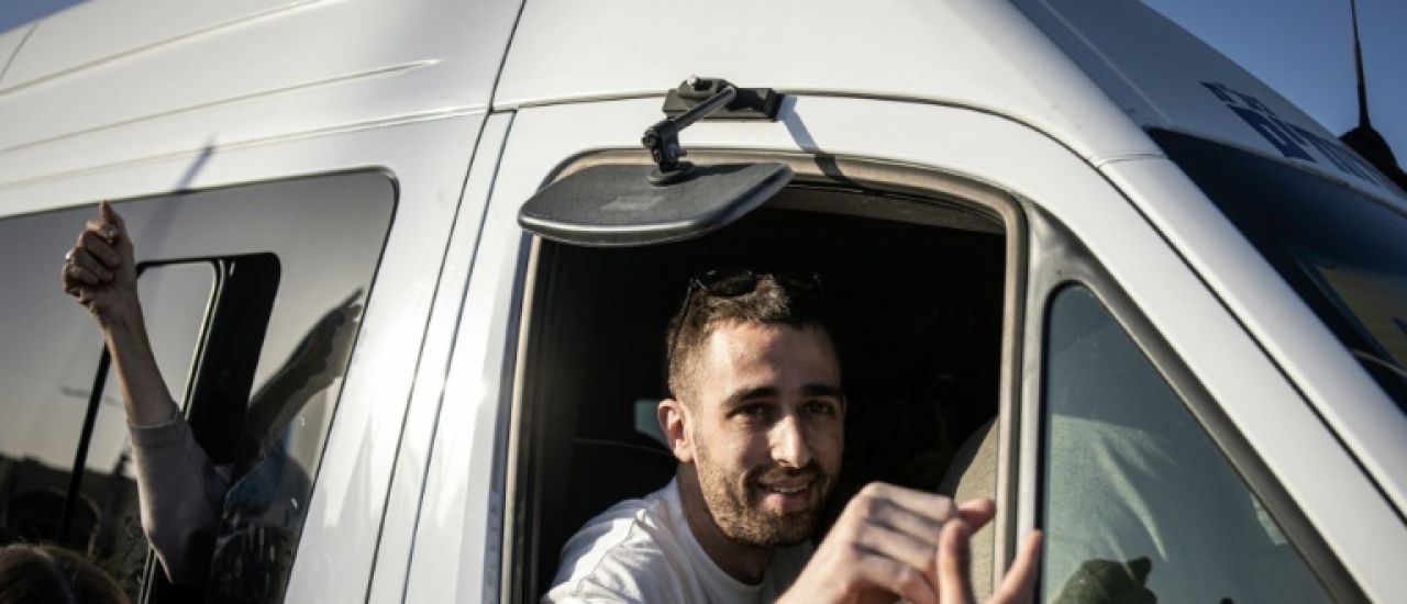 Des milliers d'Israéliens fêtent l'arrivée d'un ex-otage de Gaza dans une colonie de Cisjordanie Des milliers d'Israéliens fêtent l'arrivée d'un ex-otage de Gaza dans une colonie de Cisjordanie