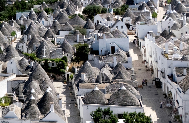 Accablés de chaleur, des Italiens trouvent refuge dans les anciens "trulli" en pierre