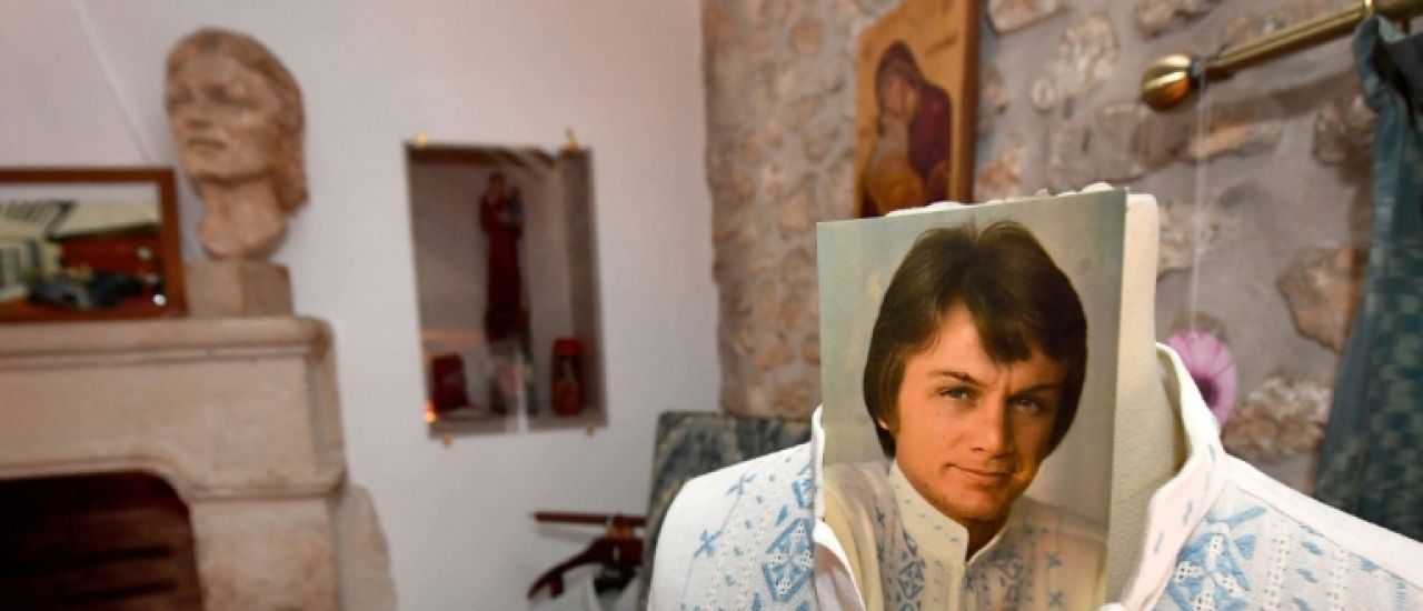 Enchères au poil pour des cheveux de Cloclo et Johnny Hallyday