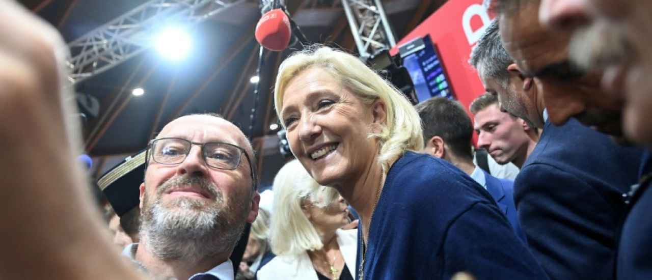 Au Mans, loin des tractations parisiennes, Le Pen seule en piste et en campagne Au Mans, loin des tractations parisiennes, Le Pen seule en piste et en campagne