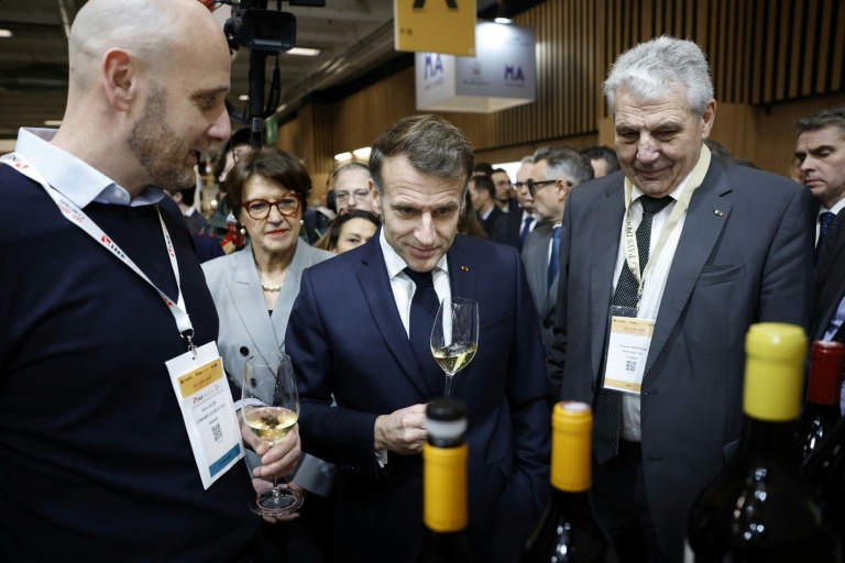 A Wine Paris, Macron promet de défendre le vin français à l'export