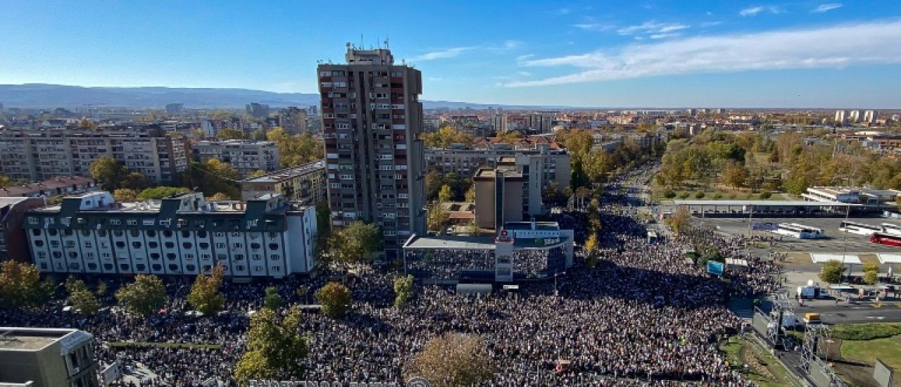 Un an après Novi Sad, la Serbie a rendu hommage aux 16 victimes de la gare