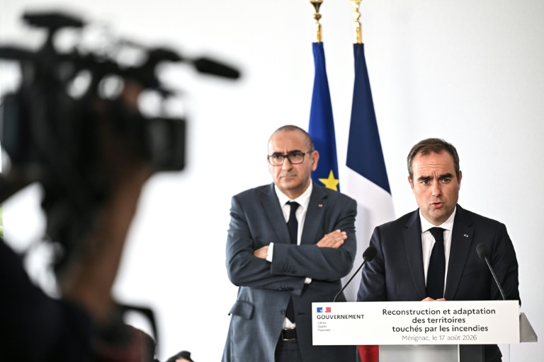 Incendies: Lecornu, conspué en Gironde, promet "l'artillerie lourde" pour la "reconstruction"