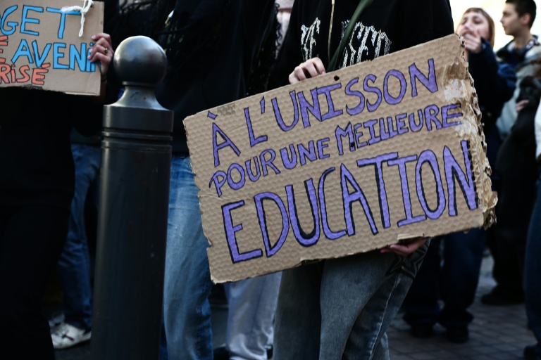 Baisse du nombre d'élèves: des enseignants en grève contre les suppressions de postes