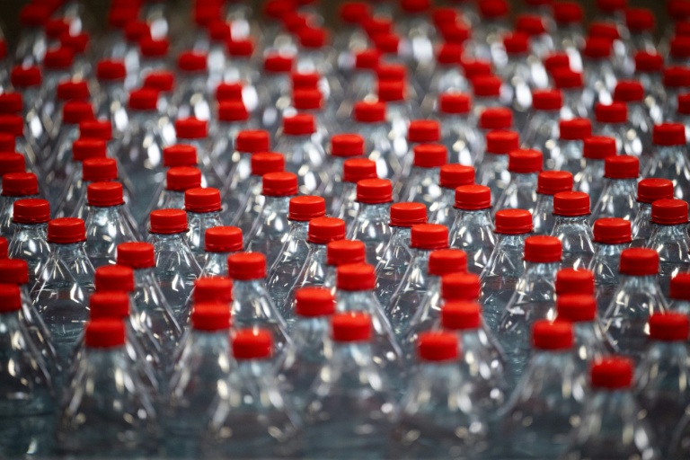 Consigne sur les bouteilles plastiques: élus et associations font bloc contre le "greenwashing"