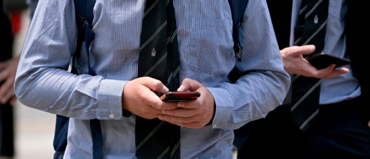 Australie: Reddit et Kick ajoutés à la liste des réseaux sociaux interdits aux moins de 16 ans