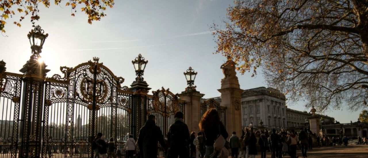 Des touristes déçus par une fausse pub utilisant l'IA sur un marché de Noël au palais de Buckingham