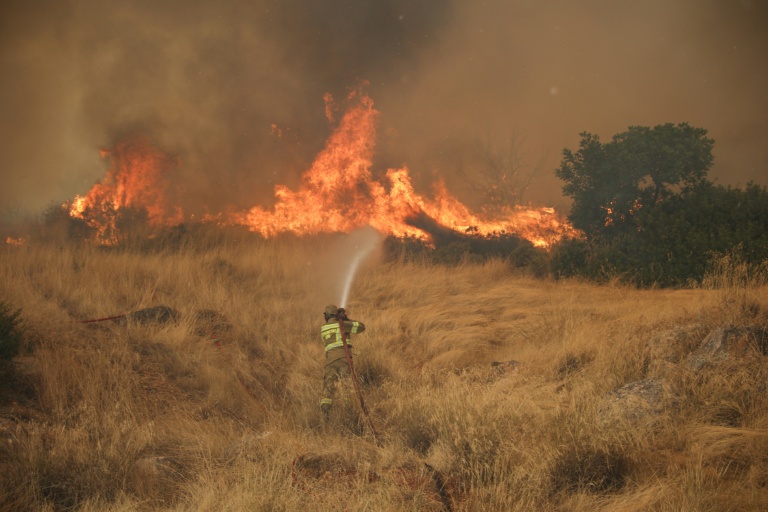 Incendie en Grèce: la situation "s'améliore" à l'ouest d'Athènes