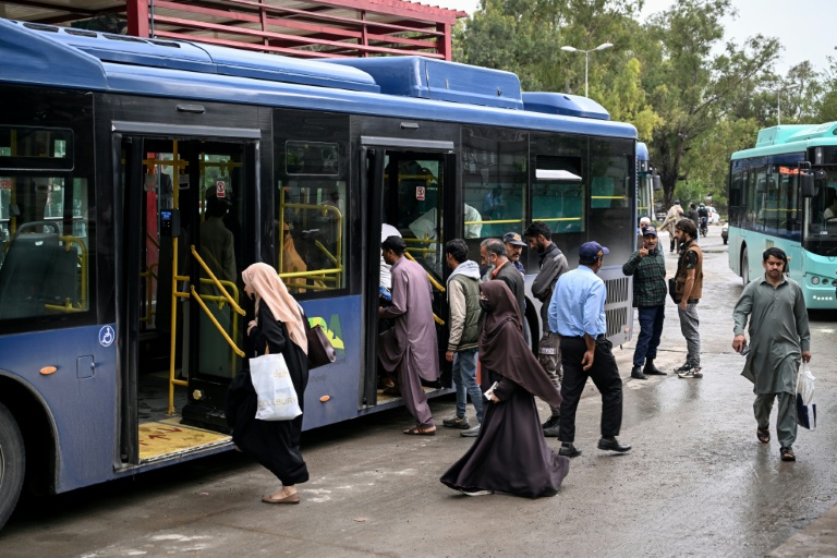 Crise énergétique: le Pakistan instaure la gratuité des transports en commun à Islamabad