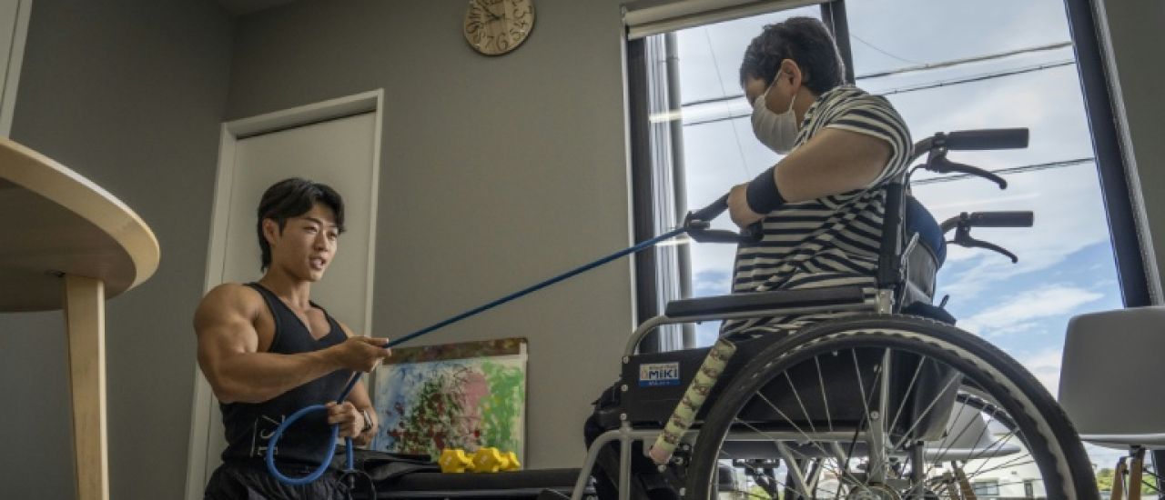 Au Japon, des culturistes mettent leurs muscles au service du soin, face à la pénurie de personnel