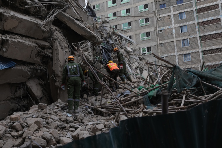 Un immeuble s'effondre à Nairobi, les sauveteurs cherchent sept personnes sous les décombres