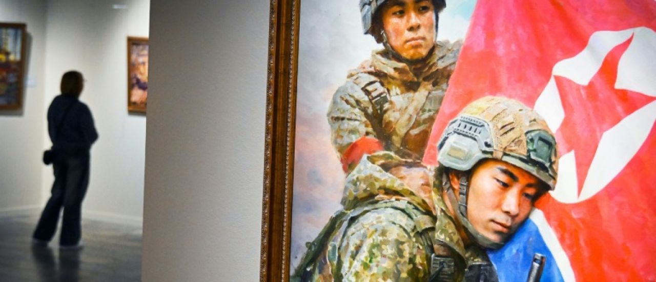 Kim, kimchi et mitraillettes : à Moscou, des peintures célèbrent l'alliance avec Pyongyang Kim, kimchi et mitraillettes : à Moscou, des peintures célèbrent l'alliance avec Pyongyang