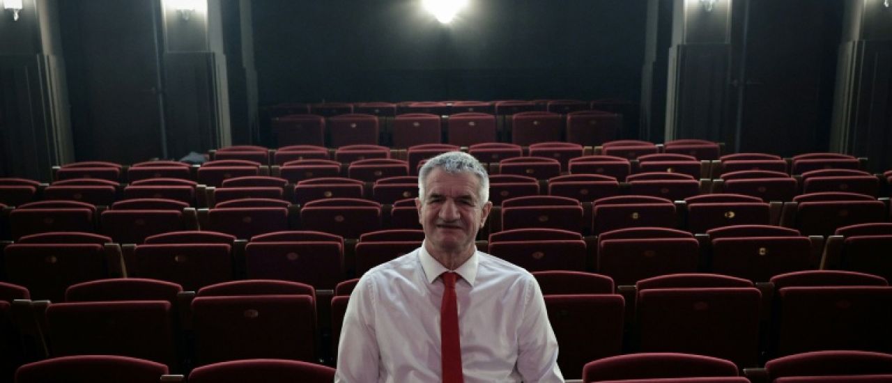 Neuf jours pour naître, une heure pour se raconter: le one-man-show de Jean Lassalle