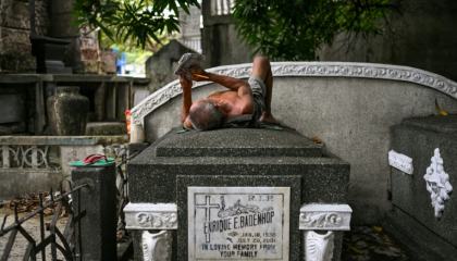 Aux Philippines, un cimetière où tentent de survivre les vivants démunis
