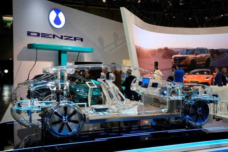Au Mondial de l'Automobile, l'"électro-choc" des lycéens en mécanique auto