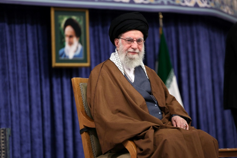 L'Iran ne "reculera pas" face aux manifestations, avertit Khamenei